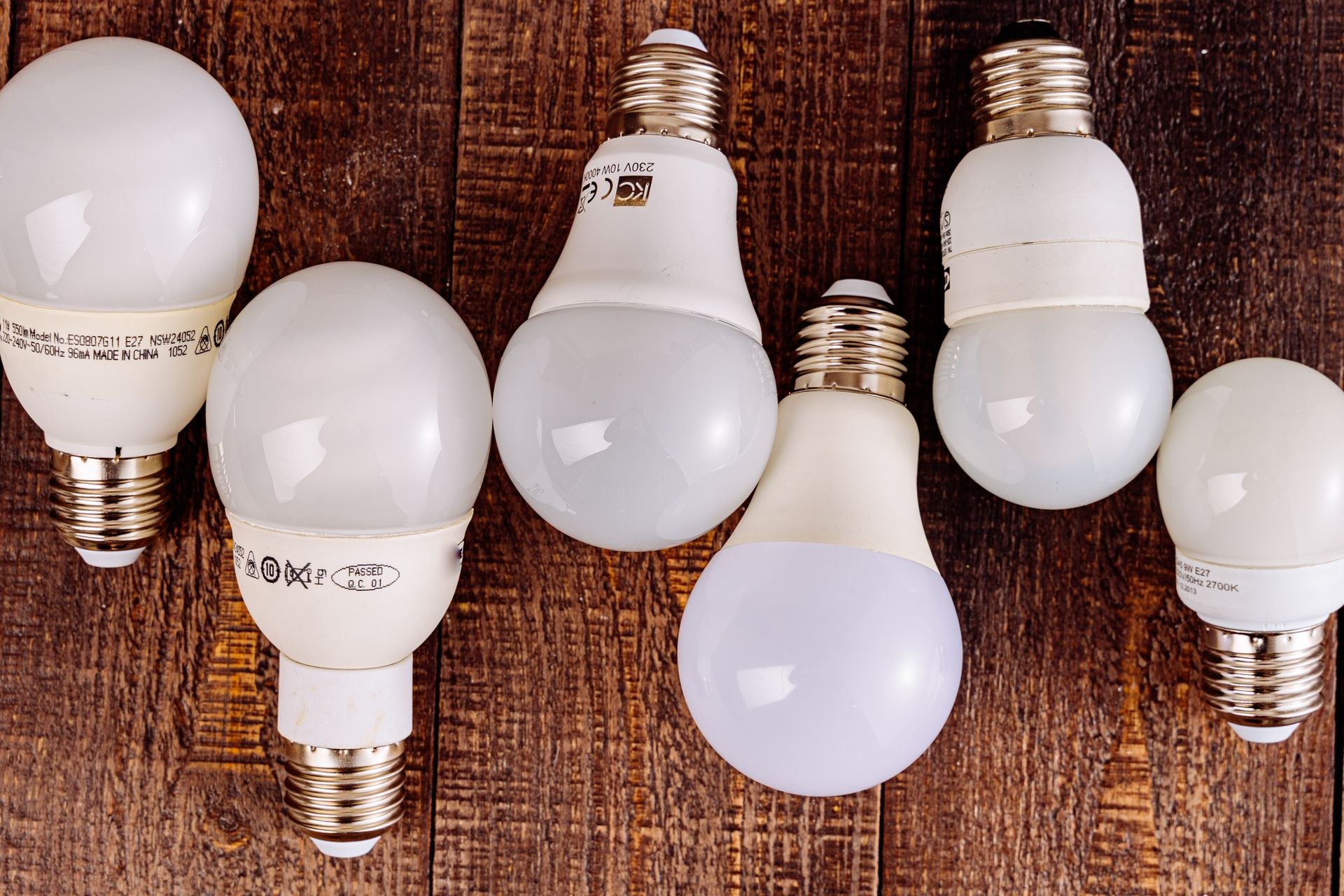 Flicker-free commercial LED lighting bulb side view